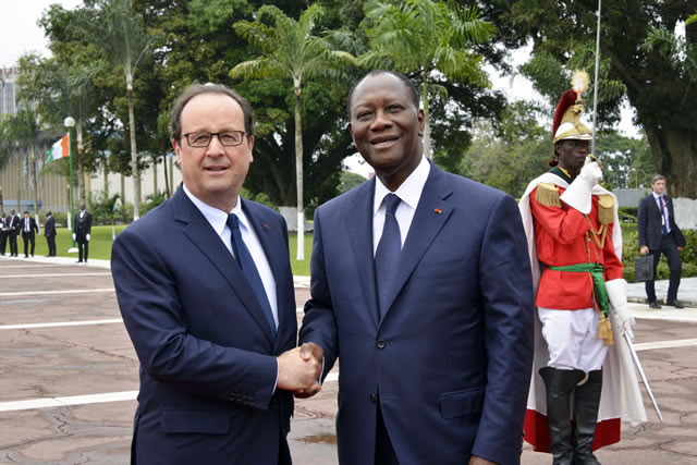Echanges de poignes entre le Prsident Ivoirien SEM Alassane Ouattara et le Prsident Franais SEM Franois Hollande lors de son arrive au Palais Prsidentiel.